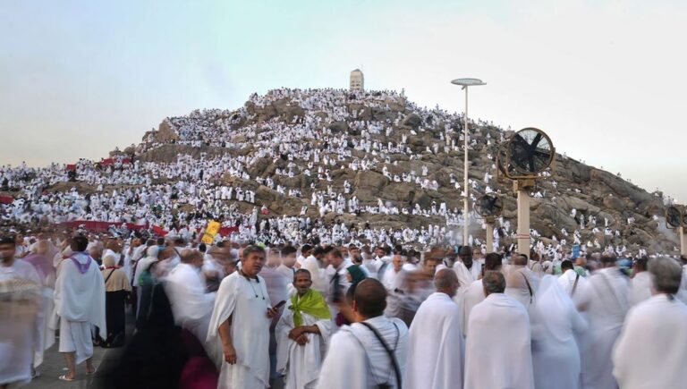 Gjatë pelegrinazhit vjetor të haxhit në Arabinë Saudite, temperaturat arritën 52 gradë Celsius, shënohen viktimat