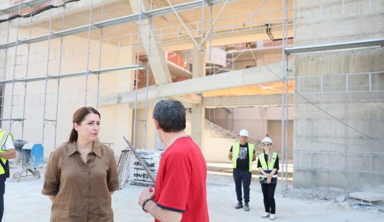 Ogerta Manastirliu në gjimnazin “Sulejman Elezi” në Laknas: Kushte moderne mësimi