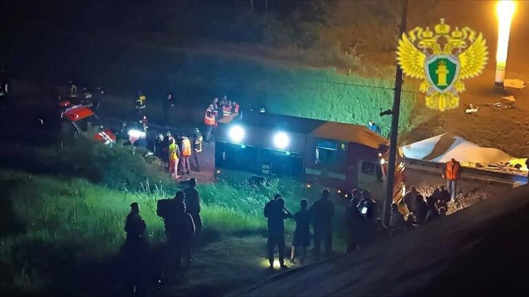 Shtatë viktima pasi një urë autostrade shembet mbi trenin e pasagjerëve