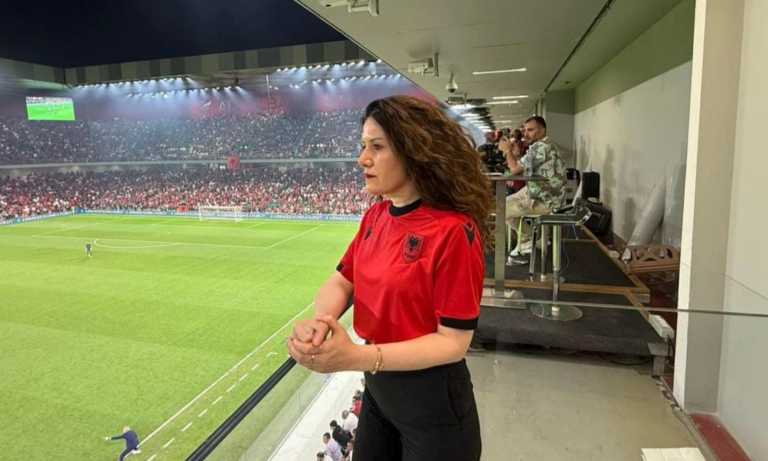 Drejtoresha e Shërbimit Sekret me mision aspak sekret në stadium