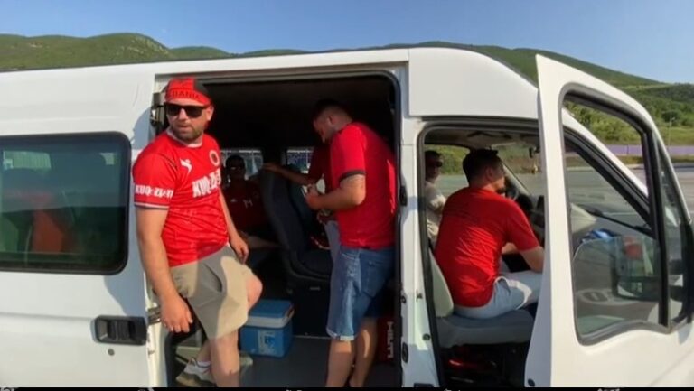 Tifozët kuqezi nga Kosova dhe Presheva festë në Morinë: Shqipëri etnike, fitore