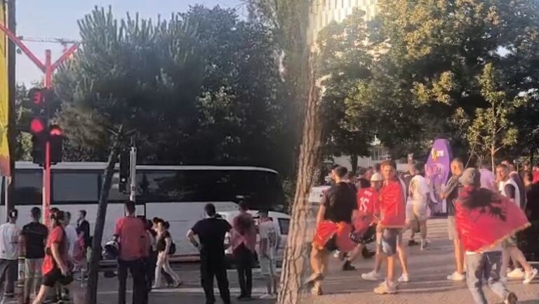 VIDEO/ Autobusi i skuadrës serbe shkon në stadium, tifozët kuqezi i sulen nga pas