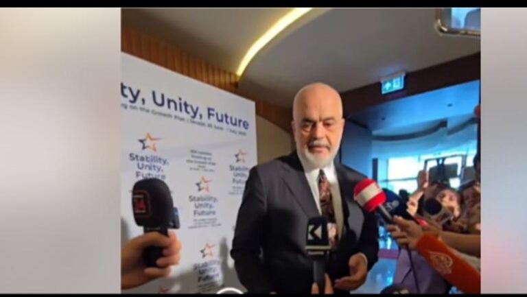 VIDEO/ Gazetarja ulet në gjunjë për ta intervistuar, Rama me batutë: Çunat duhen çuar në riedukim
