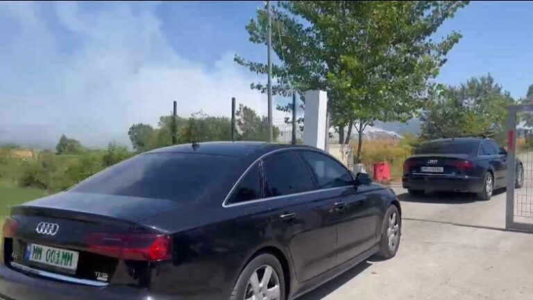 Zjarri në landfillin e Elbasanit, ministri i Mbrojtjes ndjek operacionin nga afër