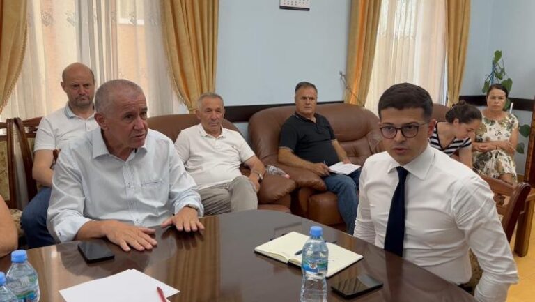 Zjarret në Lurë, ministri Vengu shkon në Dibër: Zonat e banuara jashtë rrezikut, por na presin ditë të vështira