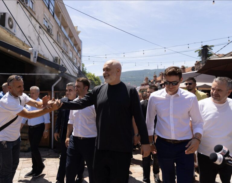 FOTO/ Rama shëtit me shqiptarët tek Çarshia e Vjetër e Shkupit, pritje e madhe nga qytetarët
