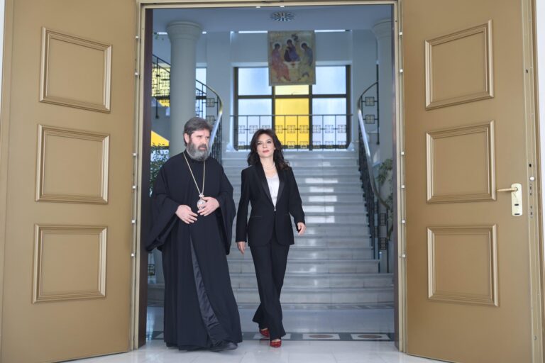 FOTO/ Spiropali takim me kryepeshkopin Joan Pelushi: Frymëzim për të fuqizuar përmasën shpirtërore në punët e detyrat tona
