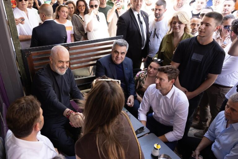 Gonxhja postot fotot nga takimet në Shkup: Si djalë i dy prindërve me origjinë nga Dibra e Madhe, kënaqësi e madhe