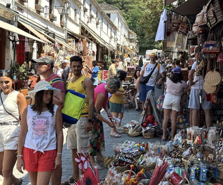 ”Verë në Gjirokastër”, fotolajm nga Rama. Qyteti i tejmbushur me turistë