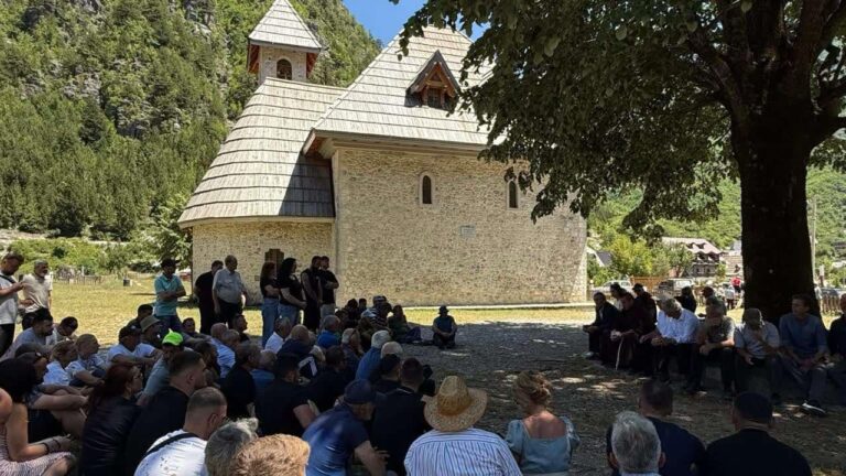 Kuvendi i Burrave mblidhet në oborrin e Kishës së Thethit: “Asnjë investitor nuk do të gëzojë asnjë centimetër tokë në Theth”