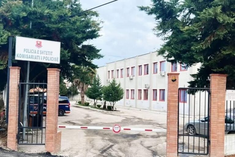 Kavajë, mashtroi babain duke inskenuar rrëmbimin e vet për të përfituar para, vihet në pranga 28-vjeçari