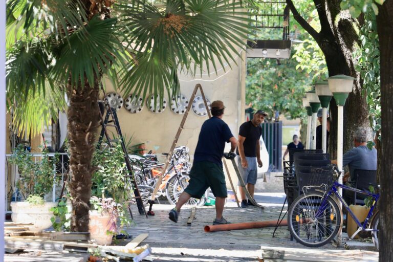 Bizneset në Shkodër lirojnë hapësirat publike, Beci poston fotot: Të hënën strukturat e bashkisë në terren