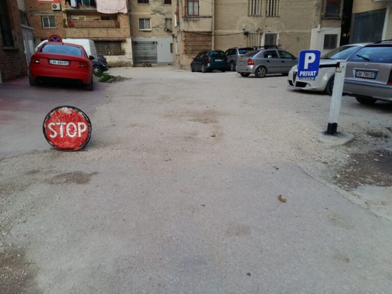 Balluku denoncon me foto: Një shesh i krijuar nga tre pallate, mbahet peng nga dikush si biznes privat