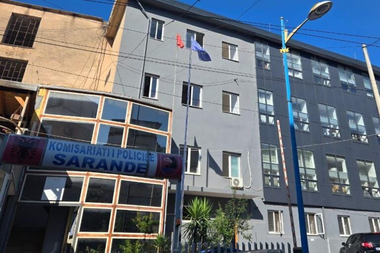 Terror në Sarandë, kanosi me thikë dhe ndoqi 41 vjeçarin, shpallet në kërkim i riu