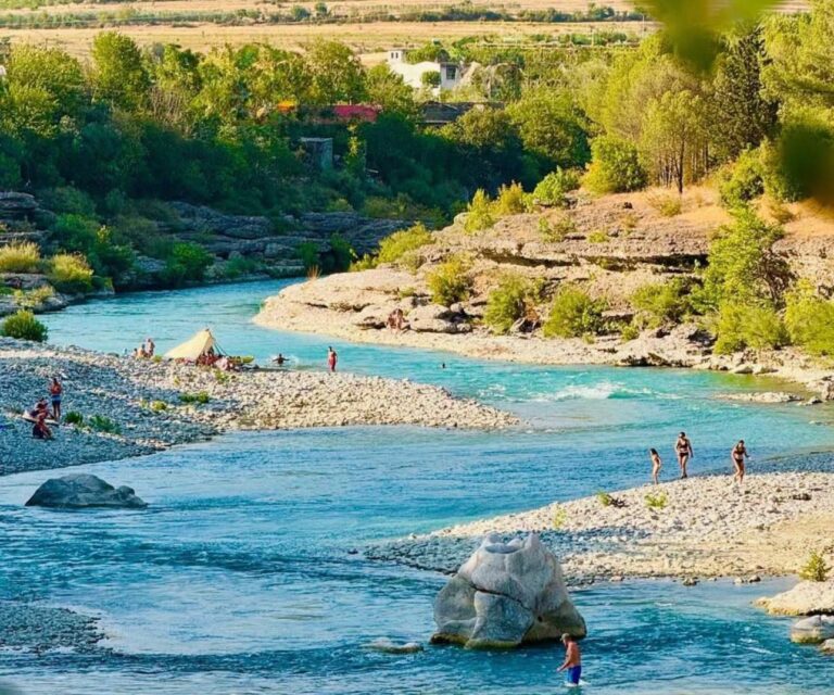 Fotolajm nga Rama, brigjet e lumit Vjosa plot me turistë