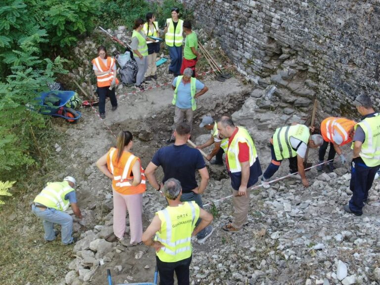 Gërmimet arkeologjike në kalanë e Gjirokastrës, Rama: Kanë nxjerrë në dritë skeletin e një kali dhe të një luftëtari