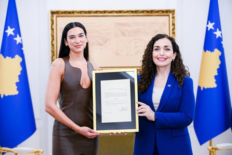 ”Jemi gjithmonë krenare me ty”, Presidentja Osmani i jep shtetësinë kosovare këngëtares Dua Lipa