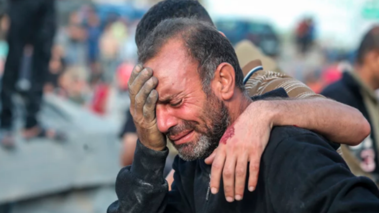 “Ne jemi një popull që meriton dinjitet”, palestinezët tregojnë vështirësitë për të mbledhur ndihma nga ajri
