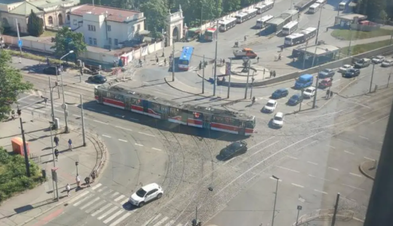 Çekia zhytet në terr, trenat ngecin në Pragë