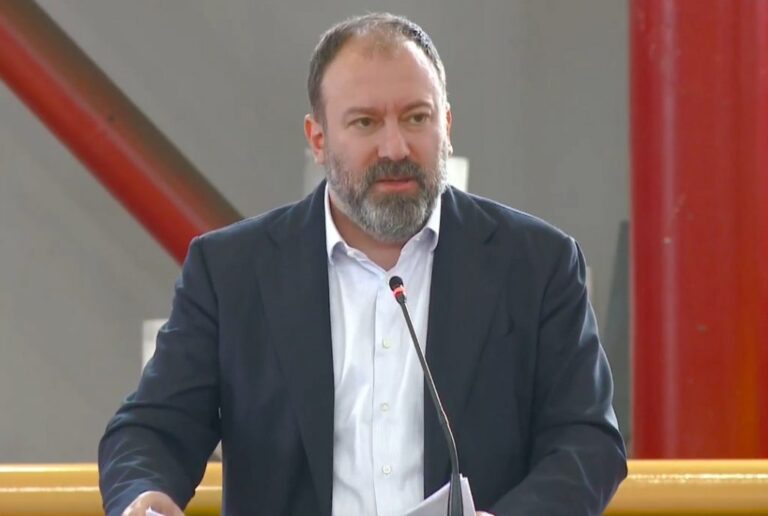 Opozita “uzurpon” kohën me fjalime politike në dëgjesën me kryetarët e bashkisë, Mazniku kërkon të ruhet pariteti