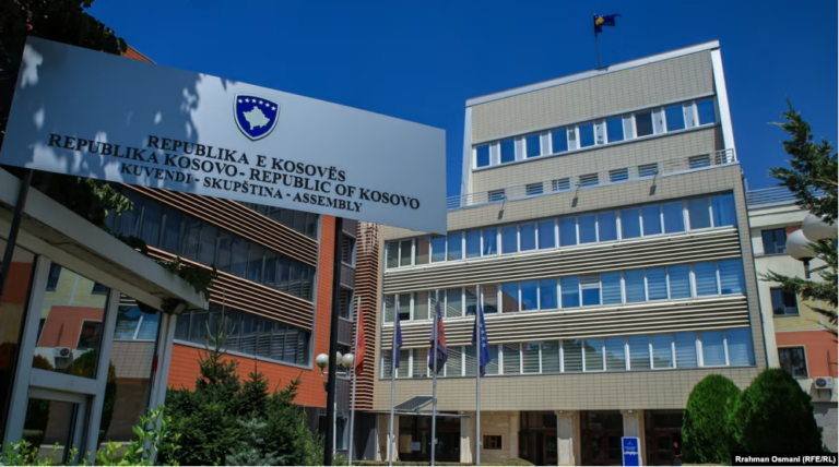 44 herë dhe nuk zgjedhin kryeparlamentarin në Kosovë, “kokëderrsia” e Albin Kurtit