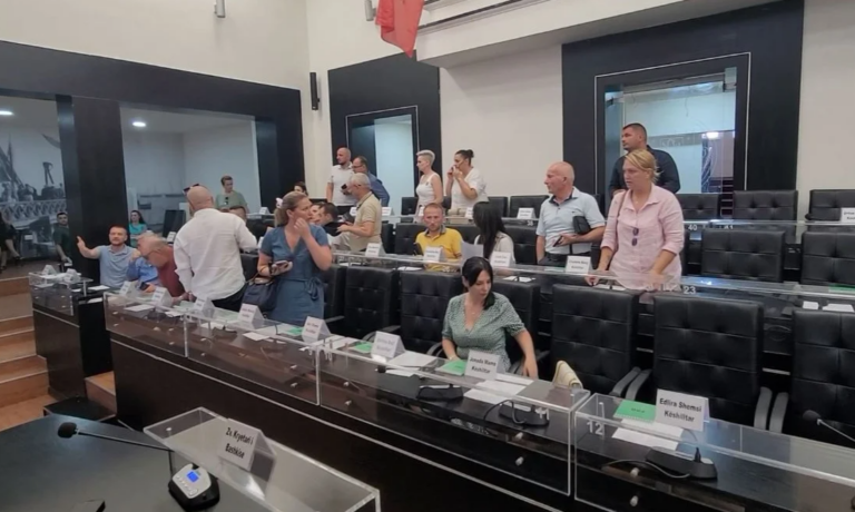 Debate në Këshillin Bashkiak të Durrësit, anëtarët e opozitës braktisin mbledhjen