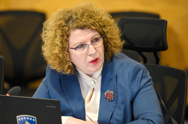 Ministrja Hajdari mbrohet sërish në heshtje për rastin e rezervave shtetërore