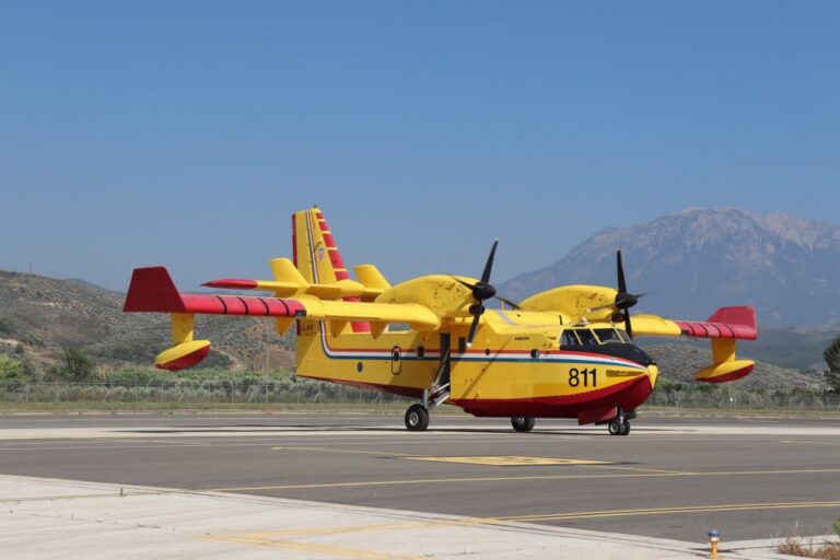 Mekanizmi i BE, avioni Canadair vjen nga Italia për të ndihmuar për zjarret në Borsh e Lukovë