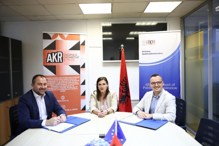 Marrëveshja mes AKR-ASPA, ministrja Muzhaqi: 250 më të mirët do të përfitojnë një kontratë pune 1-vjeçare