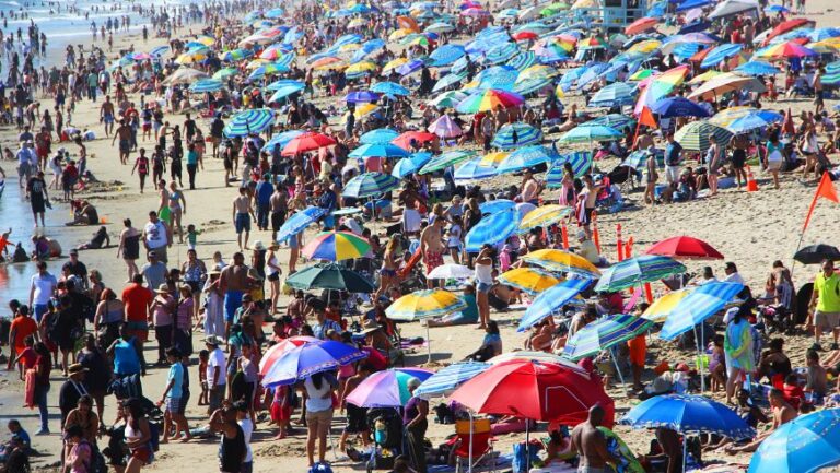 Mbipopullimi i plazheve, pasojë e shoqërisë apo e mediave sociale?