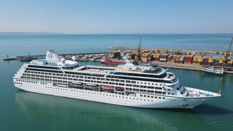 Kroçera me 676 turistë nga SHBA-ja dhe Australia ankorohet në portin e Durrësit