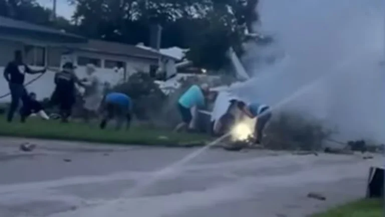 Rrëzohet aeroplani në Florida, banorët shpëtojnë 4 pasagjerët (VIDEO)