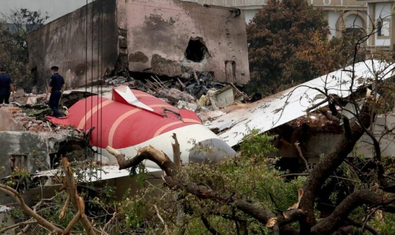 Misteri i rrëzimit të avionit në Indi/ Zbardhet biseda e pilotëve: Pse e ndërpreve karburantin?