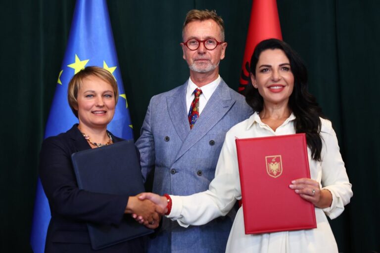 Parku diellor në Belsh, zv/kryeministrja Balluku: Energji për 50 mijë qytetarë, më pak karbon në mjedis