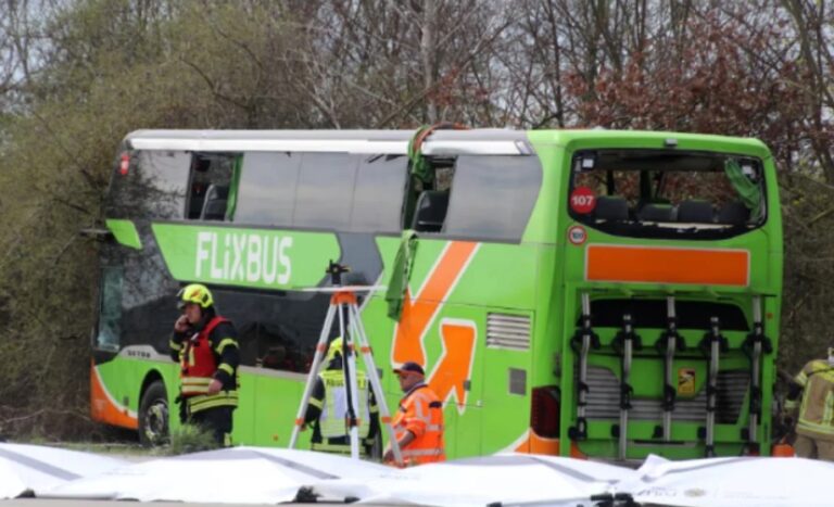 Përmbyset autobusi në Gjermani. 20 persona të plagosur, njëri prej tyre në gjendje të rëndë