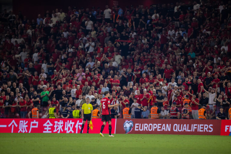 FIFA dënon Shqipërinë për incidentet në ndeshjen kundër Serbisë