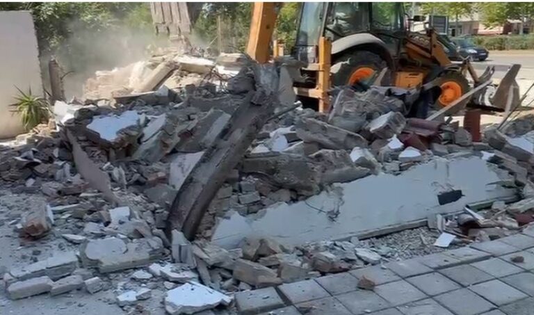 Shembet godina në Vlorë, vijon aksioni për lirimin e hapësirave publike