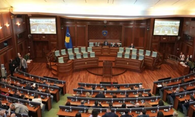 Konstituimi i Kuvendit të Kosovës, ja kur do të mblidhen sërish deputetët. Ç’ndodh nëse nuk zbatohet vendimi i Kushtetueses