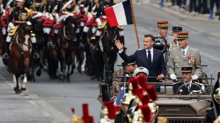 Franca feston “Ditën e Bastijës”, parada madhështore në Champs-Elysees