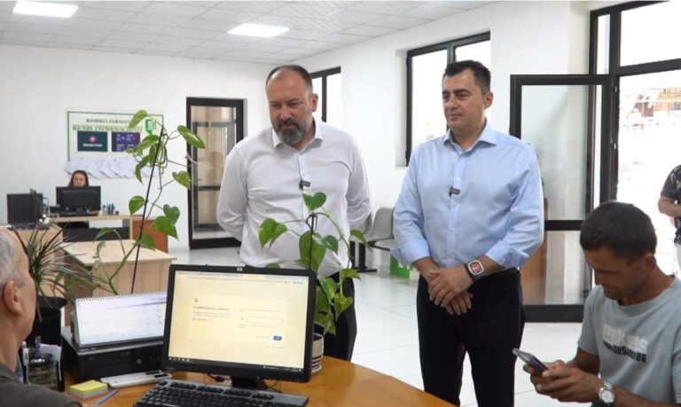 Mazniku dhe Llatja: Asistencë falas për e-Albania në çdo cep të bashkisë Elbasan