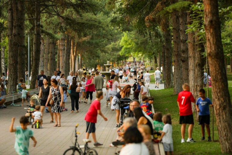 Rama poston fotot nga Korça, Parku Rinia i mbushur me qytetarë