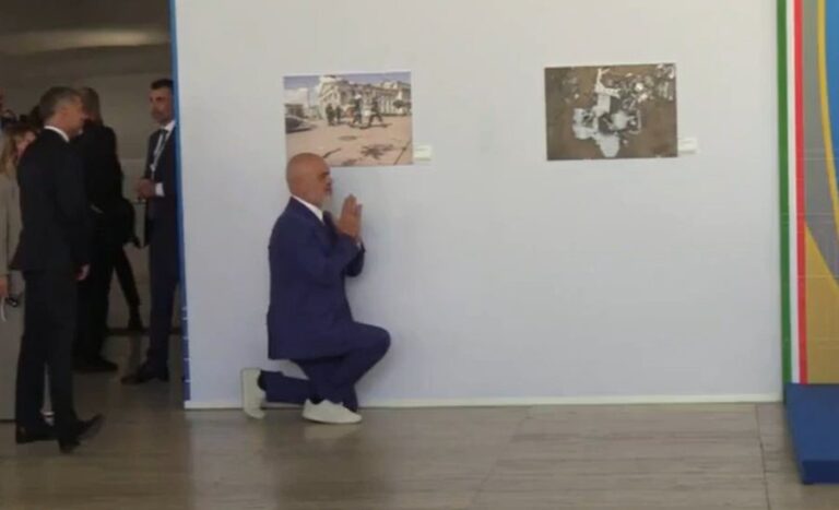 Rama ulet sërish në gjunjë para Melonit, më pas shkëmben batuta me të