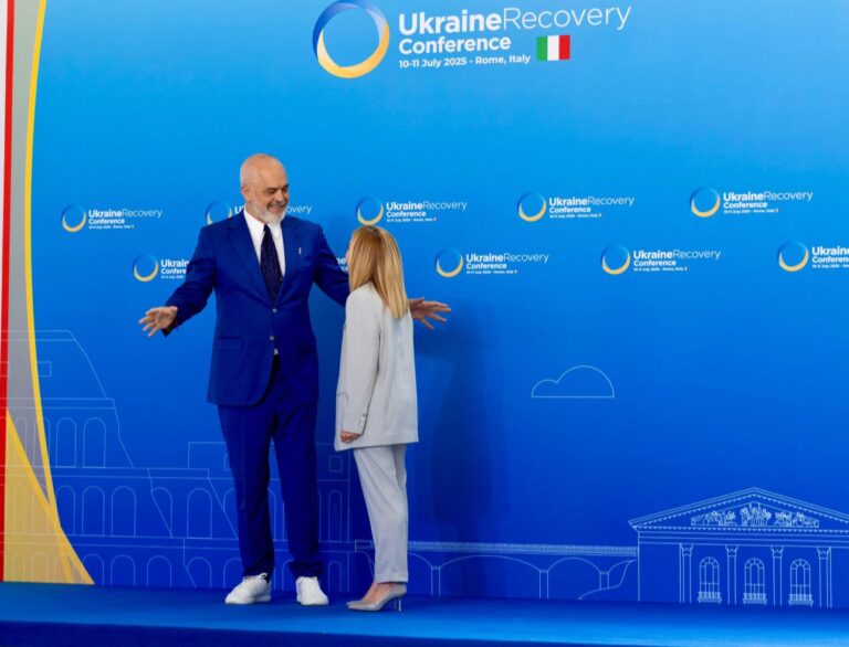 Edi Rama publikon fotoalbumin nga Konferenca për Rimëkëmbjen e Ukrainës në Romë