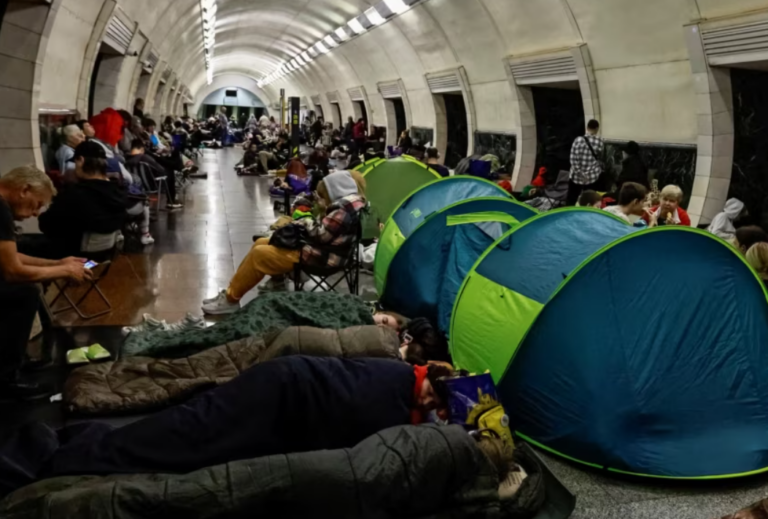 Në Ukrainë flenë në metro, si vende me të sigurta