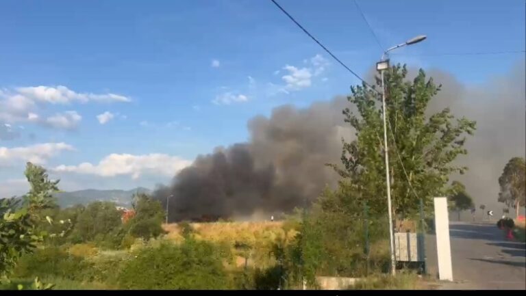 Zjarri tek landfilli i inceneratorit të Elbasanit, Policia: Nisëm hetim për të përcaktuar shkakun