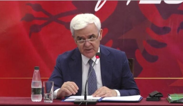 “Antikorrupsioni”, Fatmir Xhafaj dorëzon në Kuvend dy dokumente për punën e Komisionit të Posaçëm
