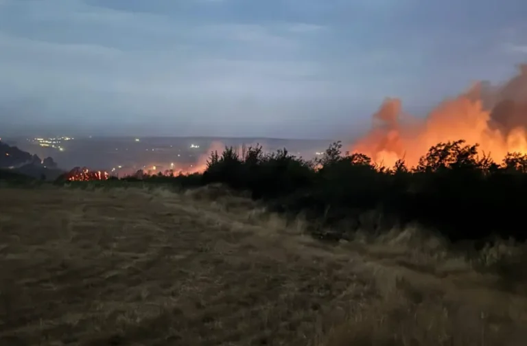 Mbi 100 zjarre të raportuara në Kosovë gjatë orëve të fundit, një zjarrfikës i lënduar