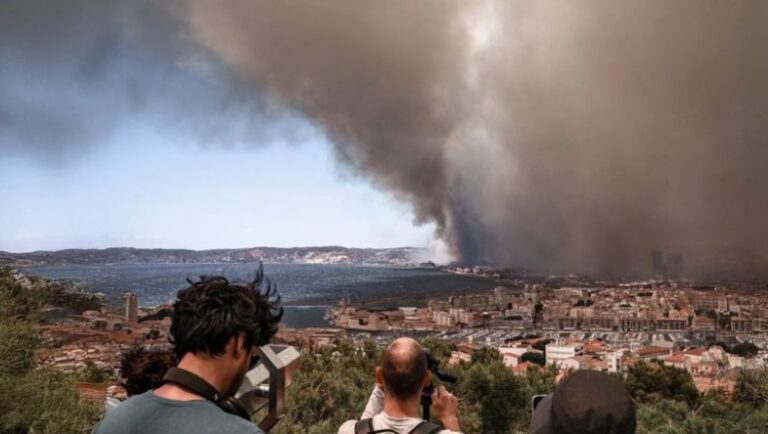 Kaos në Francën Jugore/ Zjarri afër Marsejës bllokon transportin ajror e hekurudhor