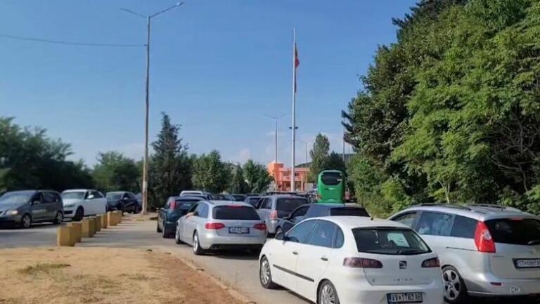 Fluks qytetarësh në pikën e kalimit kufitar të Qafë-Thanës