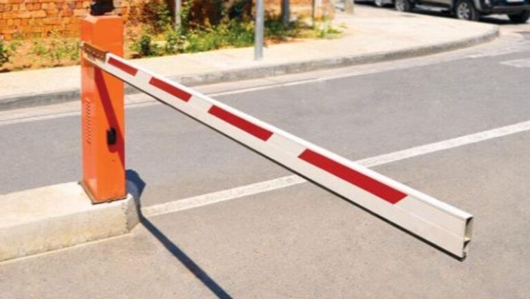 45-vjeçari vë një tra para pallatit, nuk po lejon banorët që të parkojnë mjetet